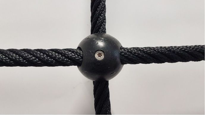 Šplhací síť Herkules PES 16 mm, oko 30 cm, plastové koule, černá