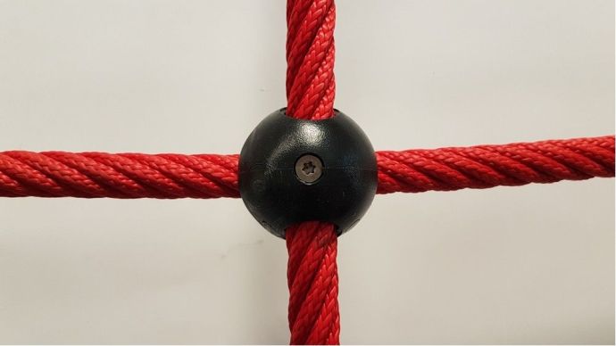 Šplhací síť Herkules PES 16 mm, oko 40 cm, plastové koule, červená